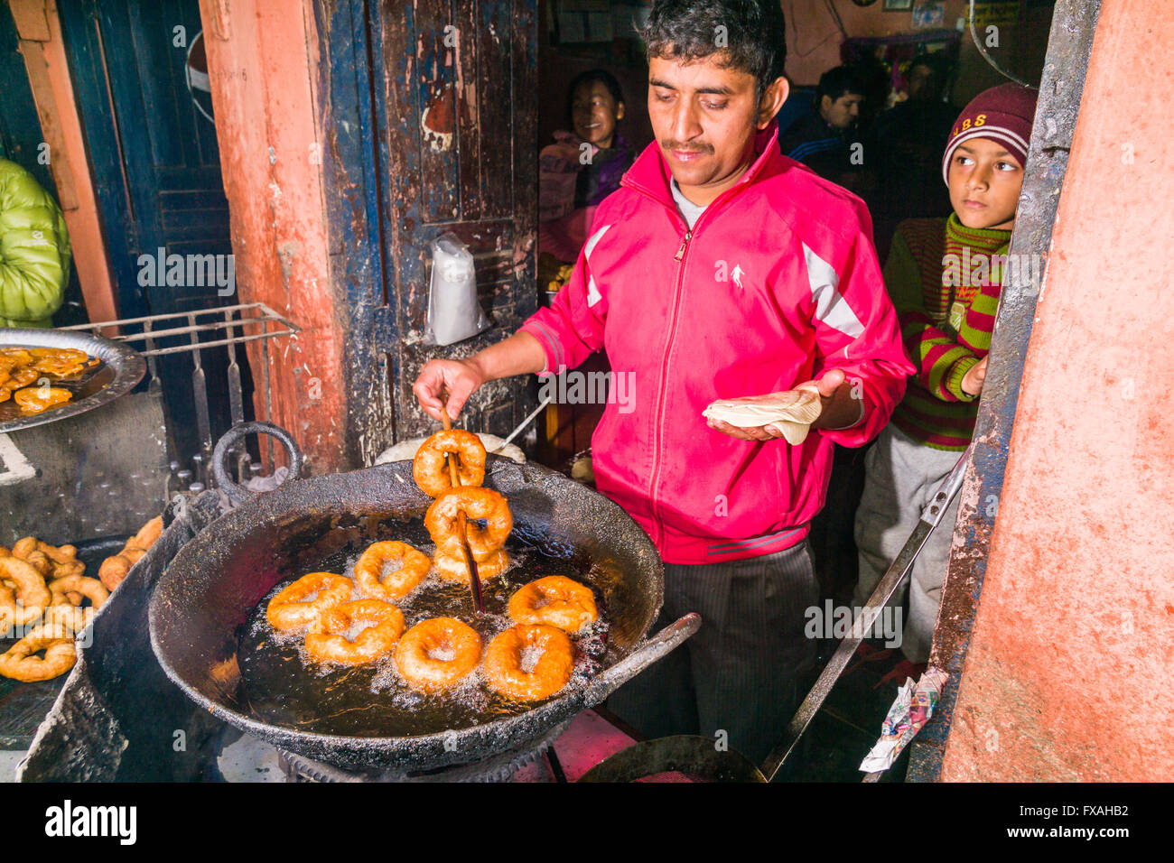 Ein Mann ist für die typisch nepalesischen Frühstück, Tansen, Palpa, Nepal Krapfen in einer großen Pfanne braten. Stockfoto