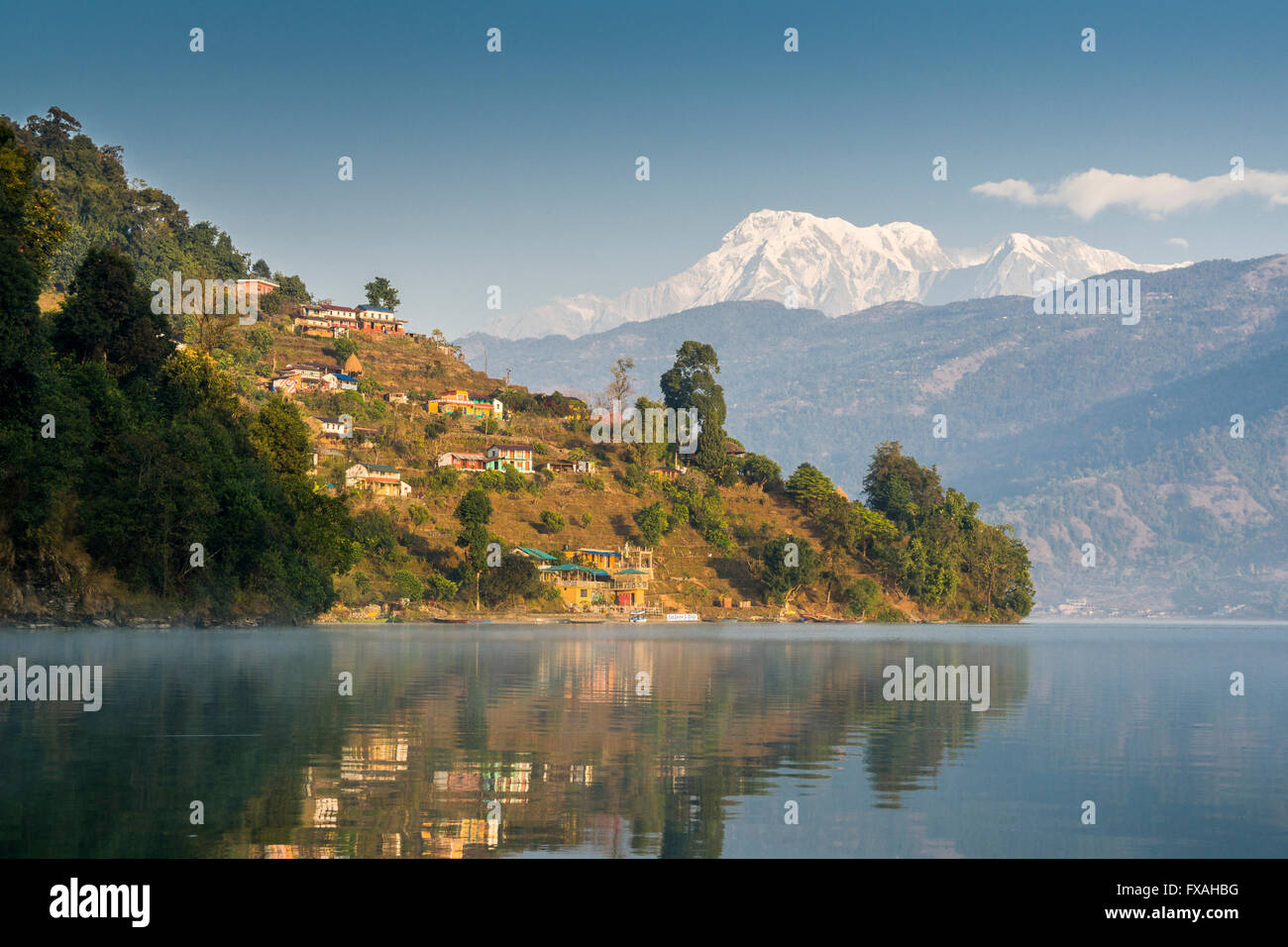 Blick über Phewa-See des Dorfes, Morgennebel, Annapurna Gebirge in der Ferne, Anadu Palpari, Kaski, Nepal Stockfoto