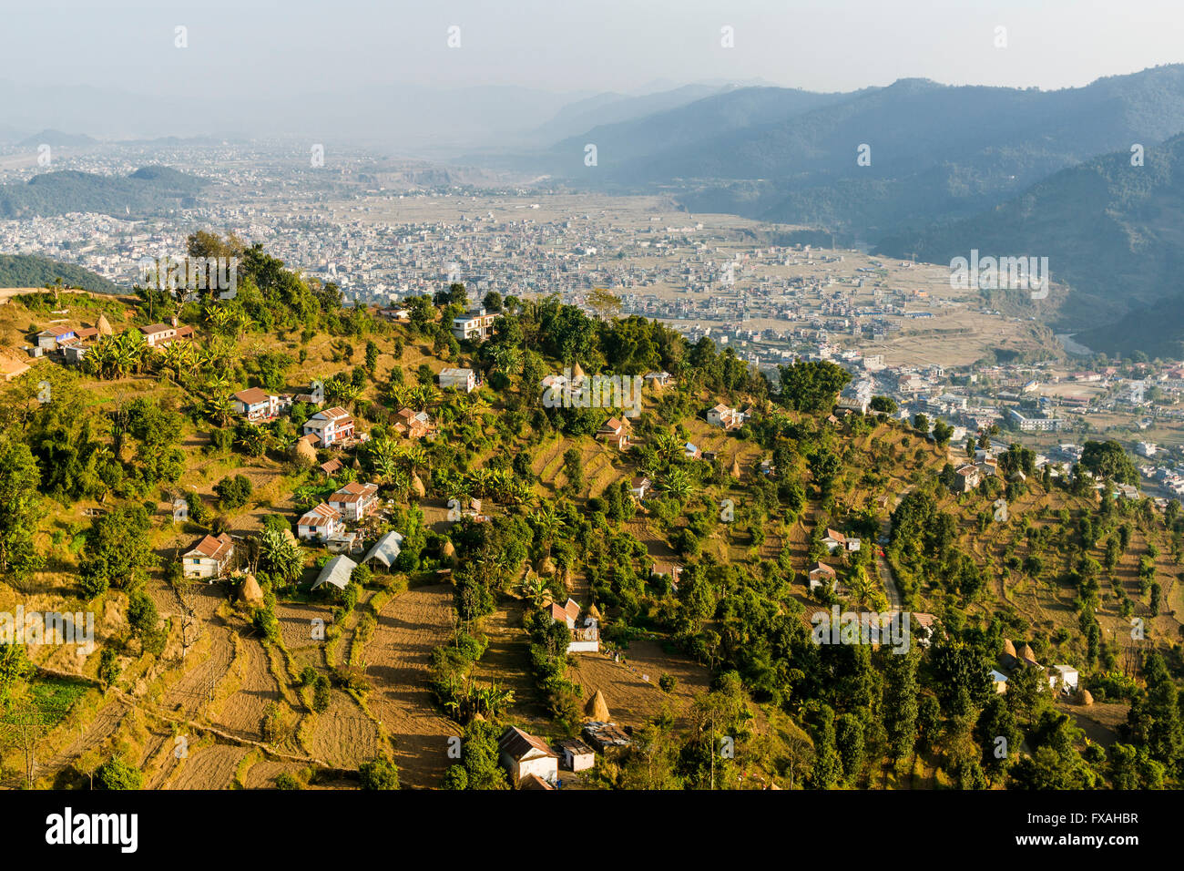 Luftaufnahme eines Dorfes, Pokhara und Berge in der Ferne, Thumki, Kaski, Nepal Stockfoto