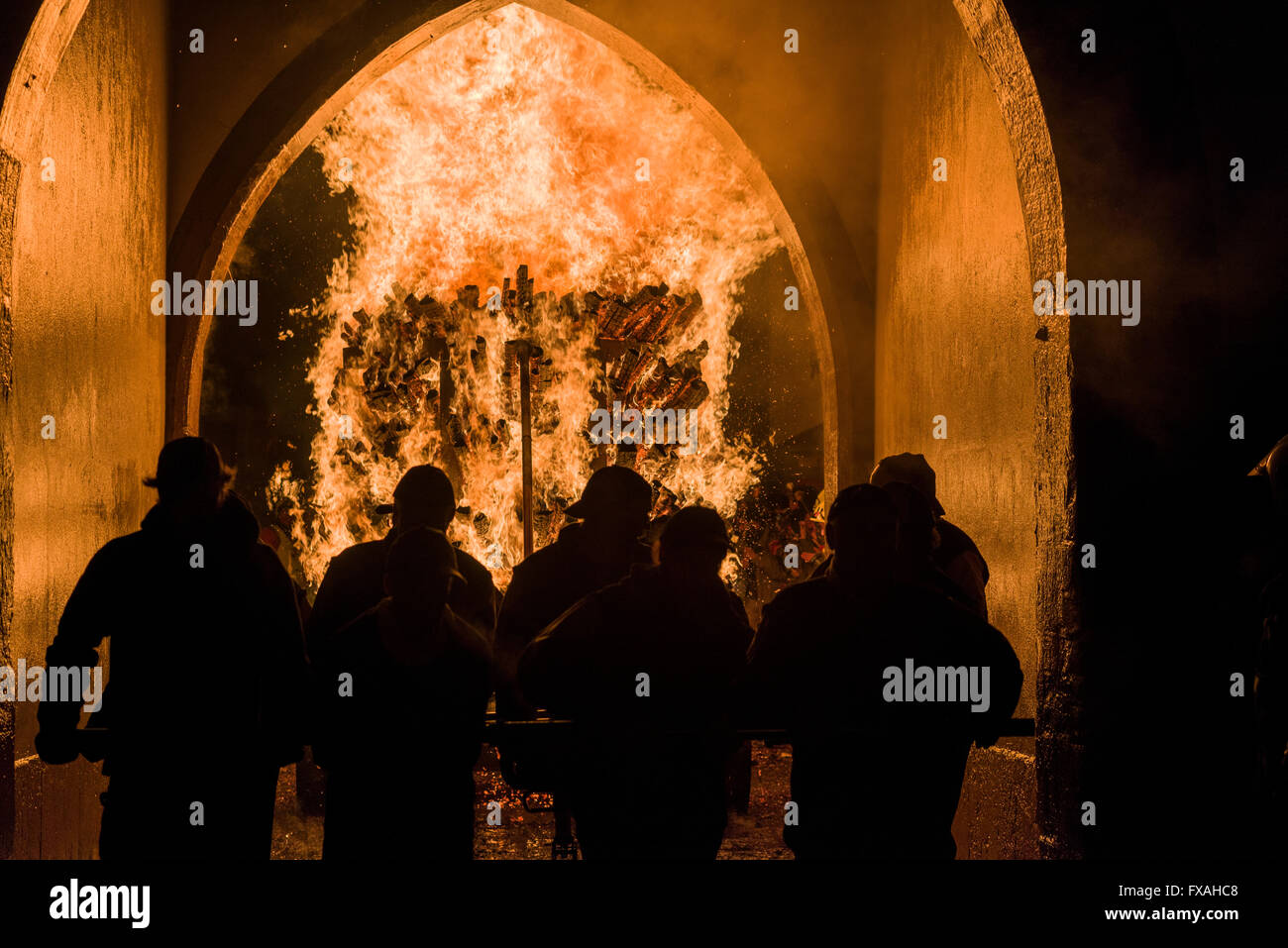Zuschauer vor einem Lagerfeuer bei der Chienbäse, Basler Fasnacht, Basler Fasnacht, Liestal, Basel, Schweiz Stockfoto