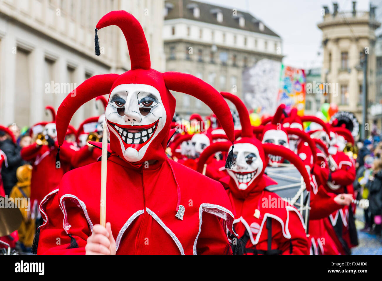Menschen tragen Kostüme und Masken an der großen Prozession von der Basler  Fasnacht, Basler Fasnacht, Basel, Schweiz Stockfotografie - Alamy
