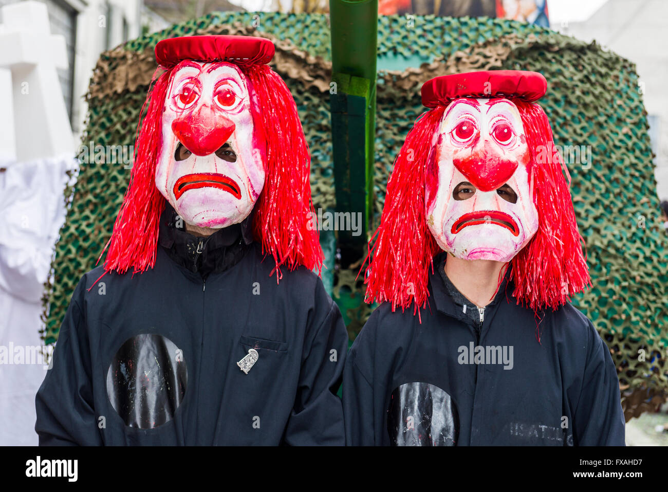 Porträt von zwei Personen tragen Kostüme und Masken an der großen Prozession an der Basler Fasnacht, Basler Fasnacht, Basel Stockfoto