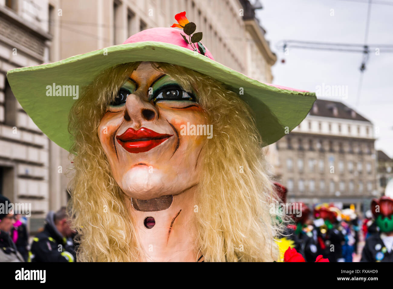 Porträt einer Frau trägt ein Kostüm und eine Maske an der großen Prozession an der Basler Fasnacht, Basler Fasnacht, Basel Stockfoto