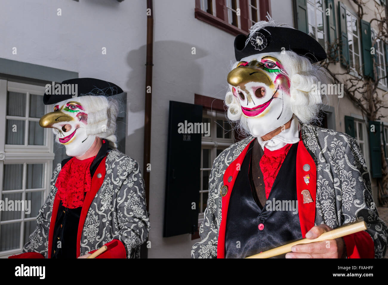 Viele verschiedene Gruppen von maskierten Menschen zu Fuß durch die Straßen von Basel, 3 Tage und Nächte, Basler Fasnacht, Musik Stockfoto