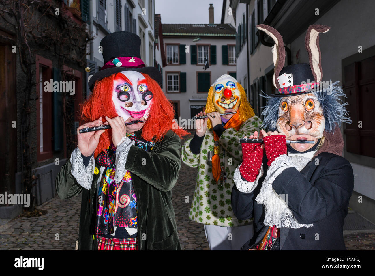 Viele verschiedene Gruppen von maskierten Menschen zu Fuß durch die Straßen von Basel, 3 Tage und Nächte, Basler Fasnacht, Musik Stockfoto