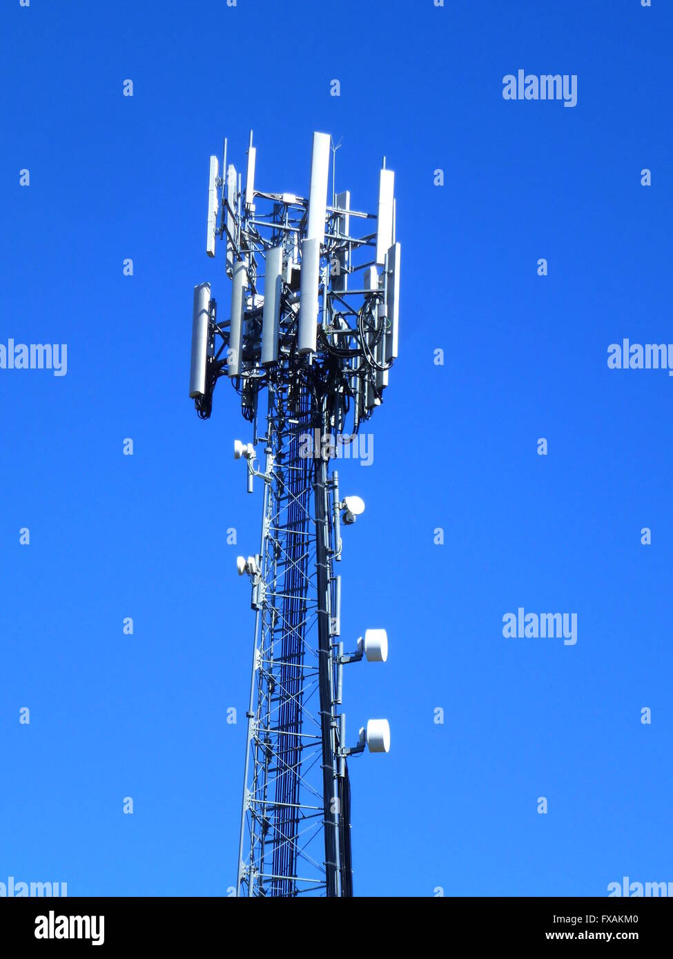 Telefon-Fernmeldeturm gegen blauen Himmel Stockfoto