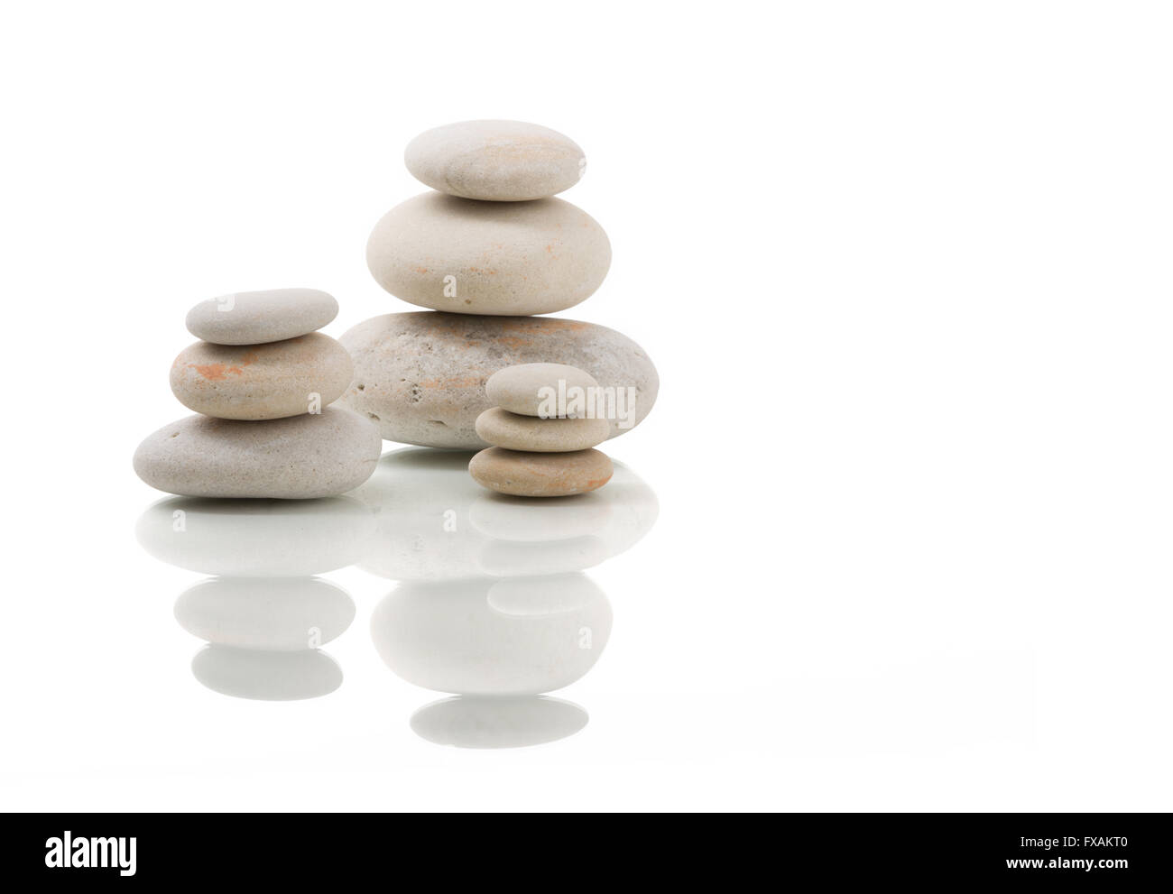 Haufen Kieselsteine, wie ZEN Stone, isoliert auf weißem Hintergrund, Spa-ruhige Szene-Konzept mit Reflexion in Einklang zu bringen Stockfoto