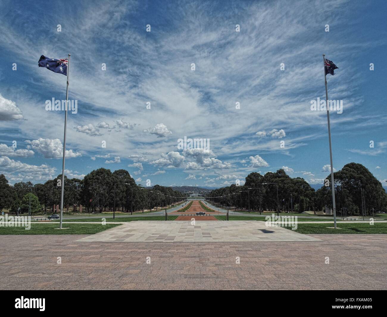 Dramatischen Blick Anzac Avenue in Richtung neue Parliament House in Canberra, ACT Stockfoto