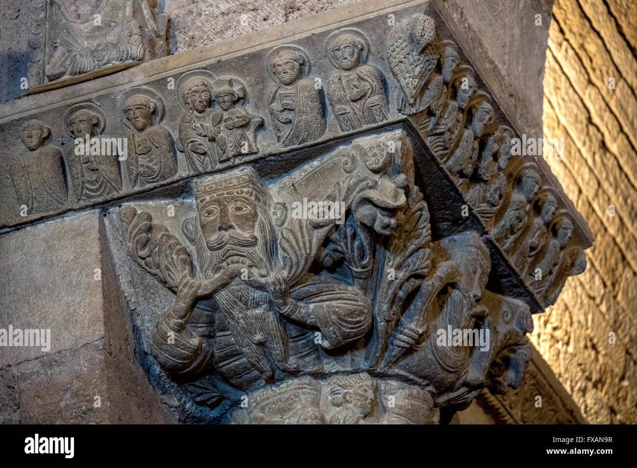 Richtige Kapital aus dem Arc de Triomphe mit Szenen von Engeln und von Adam und Eva im Garten, im Inneren der Romanik Stockfoto