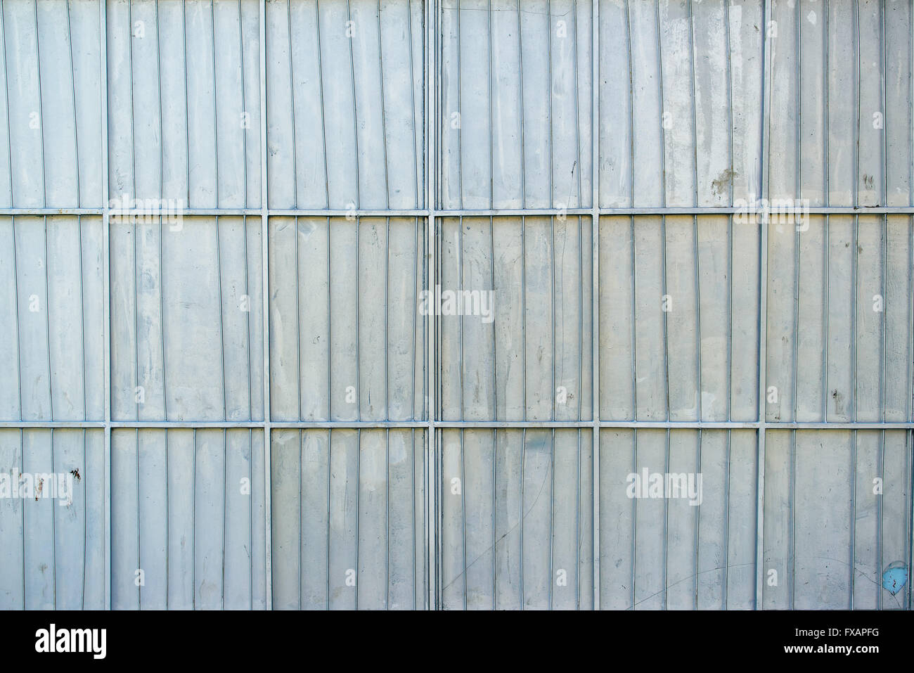 Aluminium Metall flochten Garagenwand, metallische Oberflächenstruktur mit horizontalen und vertikalen Bewehrungsstäbe als Hintergrund. Stockfoto