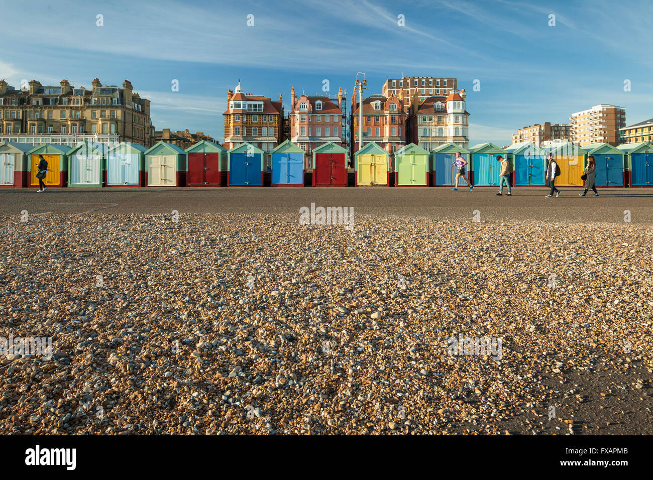 Farbenfrohe Strandhütten in Hove, East Sussex, England. Stockfoto