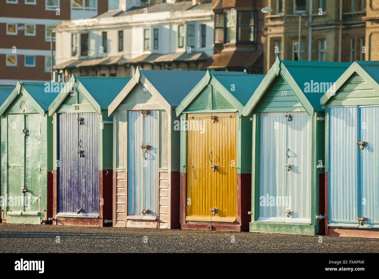 Farbenfrohe Strandhütten in Hove, East Sussex, England. Stockfoto