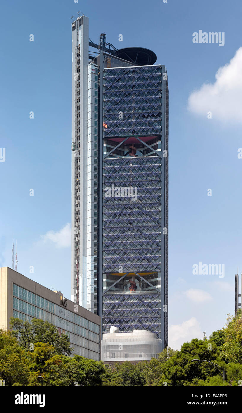 Fernblick über Bäume aus langen Paseo De La Reforma. BBVA Hauptquartier, Mexico City, Mexiko. Architekt: Rogers Stirk Harbour + Stockfoto