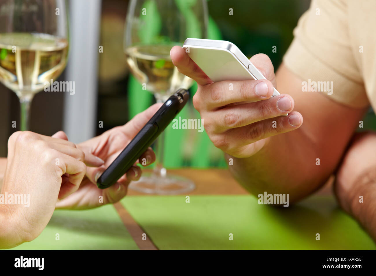 Paar mit ihren Smartphones gleichzeitig in einem restaurant Stockfoto