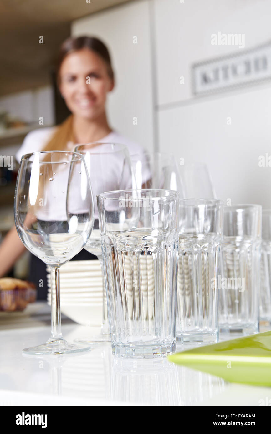 Sauberes Geschirr in der Küche mit weiblichen Küchenpersonal lächelnd Stockfoto