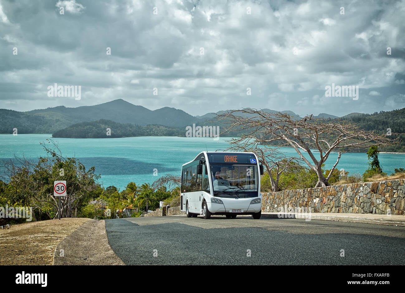 Ein kostenlosen Bus-Service vermittelt Urlauber um Hamilton Island. Golf-Buggies und Busse sind die einzigen Fahrzeuge erlaubt. Stockfoto