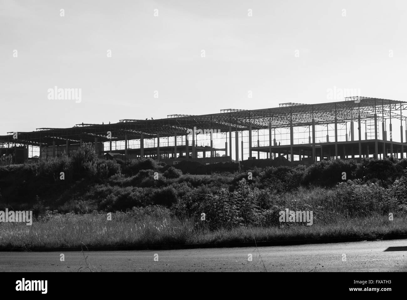 Hochbau Fabrik Lager Stahl Überdachung Strukturen auf halbem Weg zum Abschluss. Stockfoto