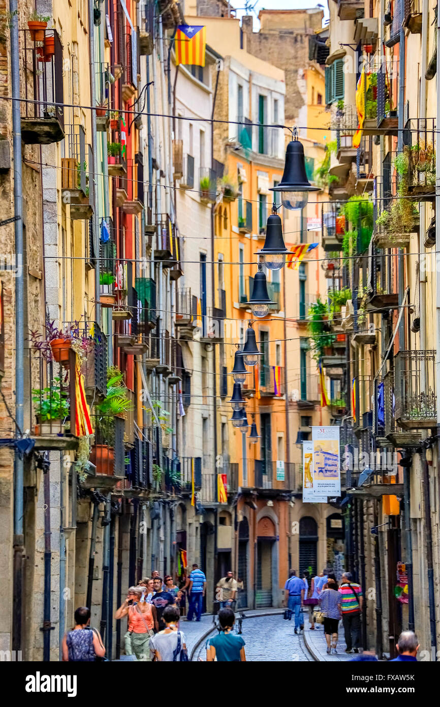 bunte Gasse in der alten Stadt Girona mit Laternen, Girona, Katalonien, Girona, Katalonien, Spanien Stockfoto