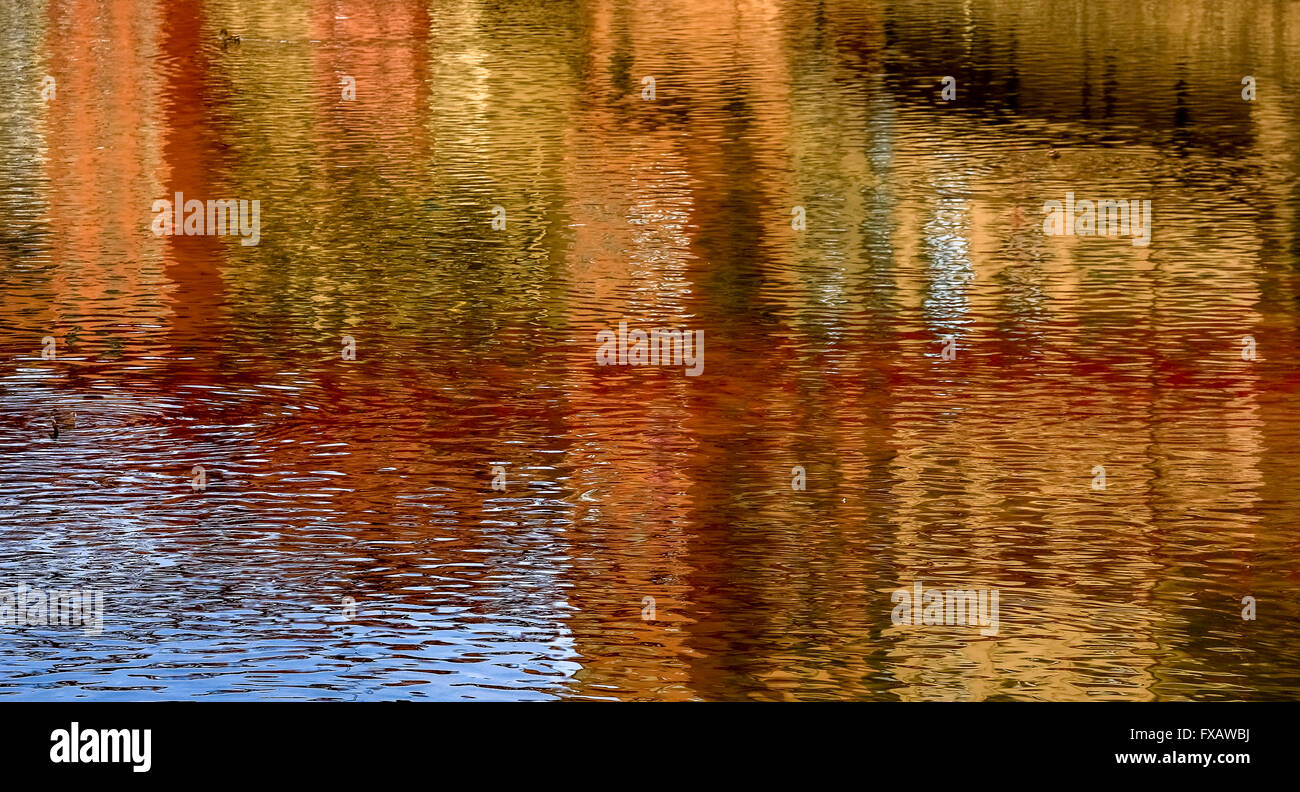 Reflexionen von bunten Gebäuden im Fluss Onyar, farbige Reflexe, Reflektionen von bunten Gebäuden im Fluss Onyar Stockfoto