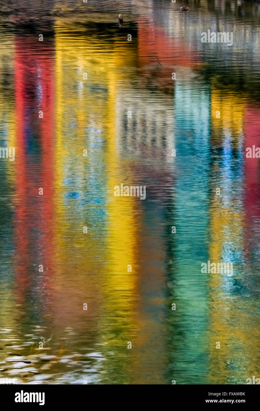 Reflexionen von bunten Gebäuden im Fluss Onyar, farbige Reflexe, Reflektionen von bunten Gebäuden im Fluss Onyar Stockfoto
