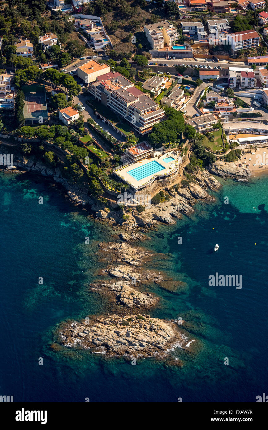 Luftaufnahme, Almadraba Park Hotel mit Pool, mediterrane Bucht von Roses, blaues Wasser, Roses, Costa Brava, Katalonien, Spanien, Antenne Stockfoto