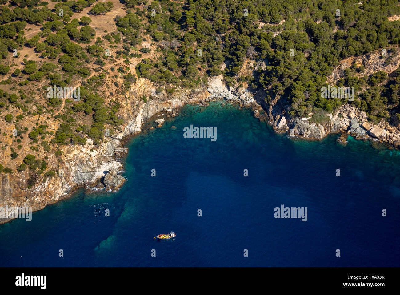 Luftaufnahme, vie Stellplätze für Boote und Taucher, mediterrane Bucht von Roses, blaues Wasser, Roses, Costa Brava, Katalonien, Spanien, Antenne Stockfoto