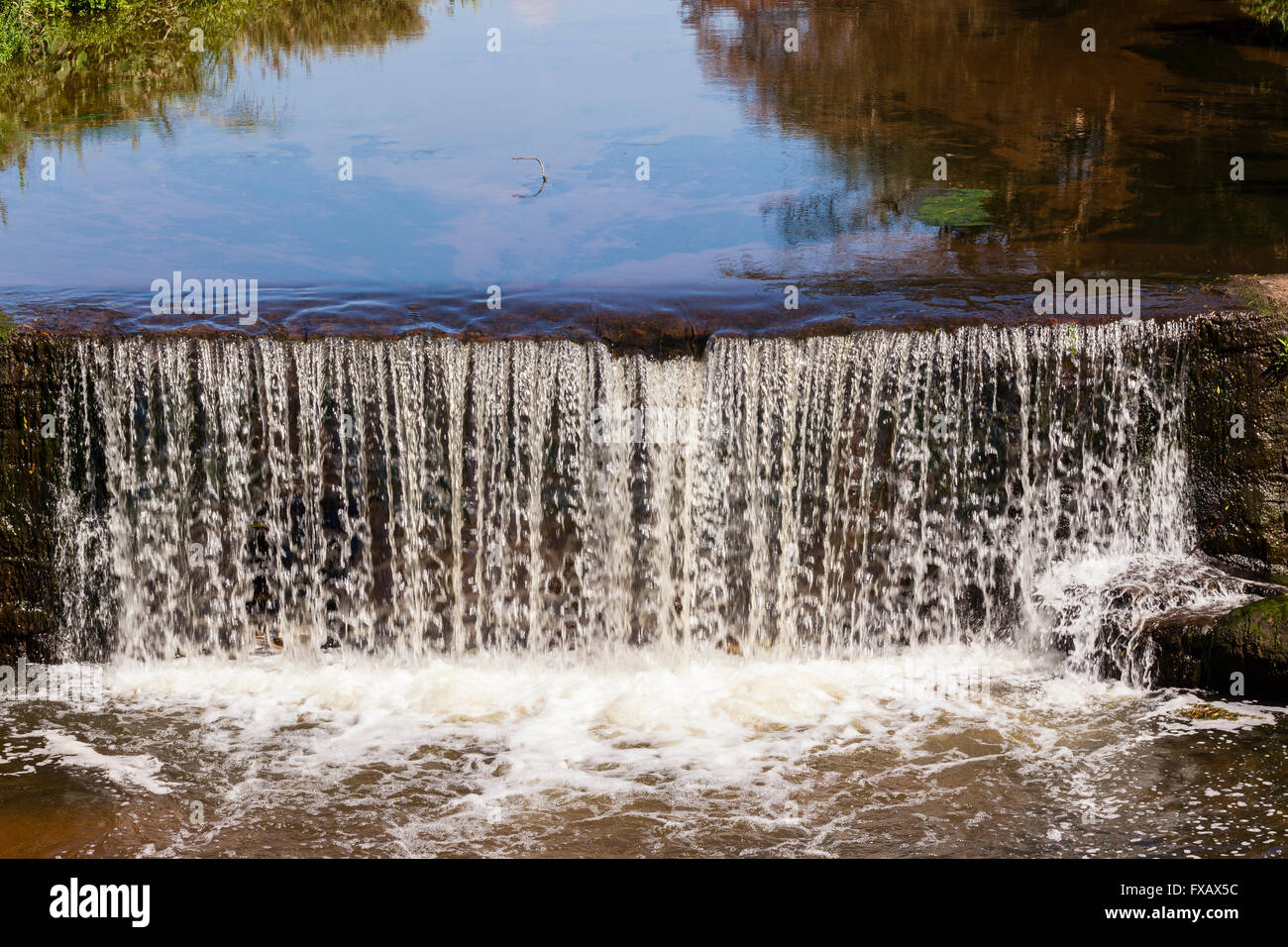 Fluss kleiner Wasserfall Wand Wehr Sommer Landschaft mit Blick auf Foto Stockfoto