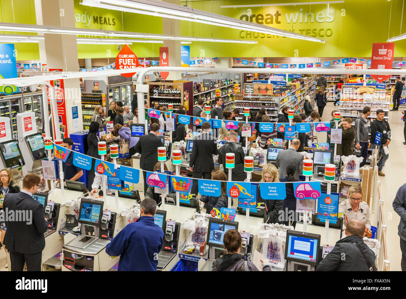England, London, Shopper im Tesco Speicher Stockfoto
