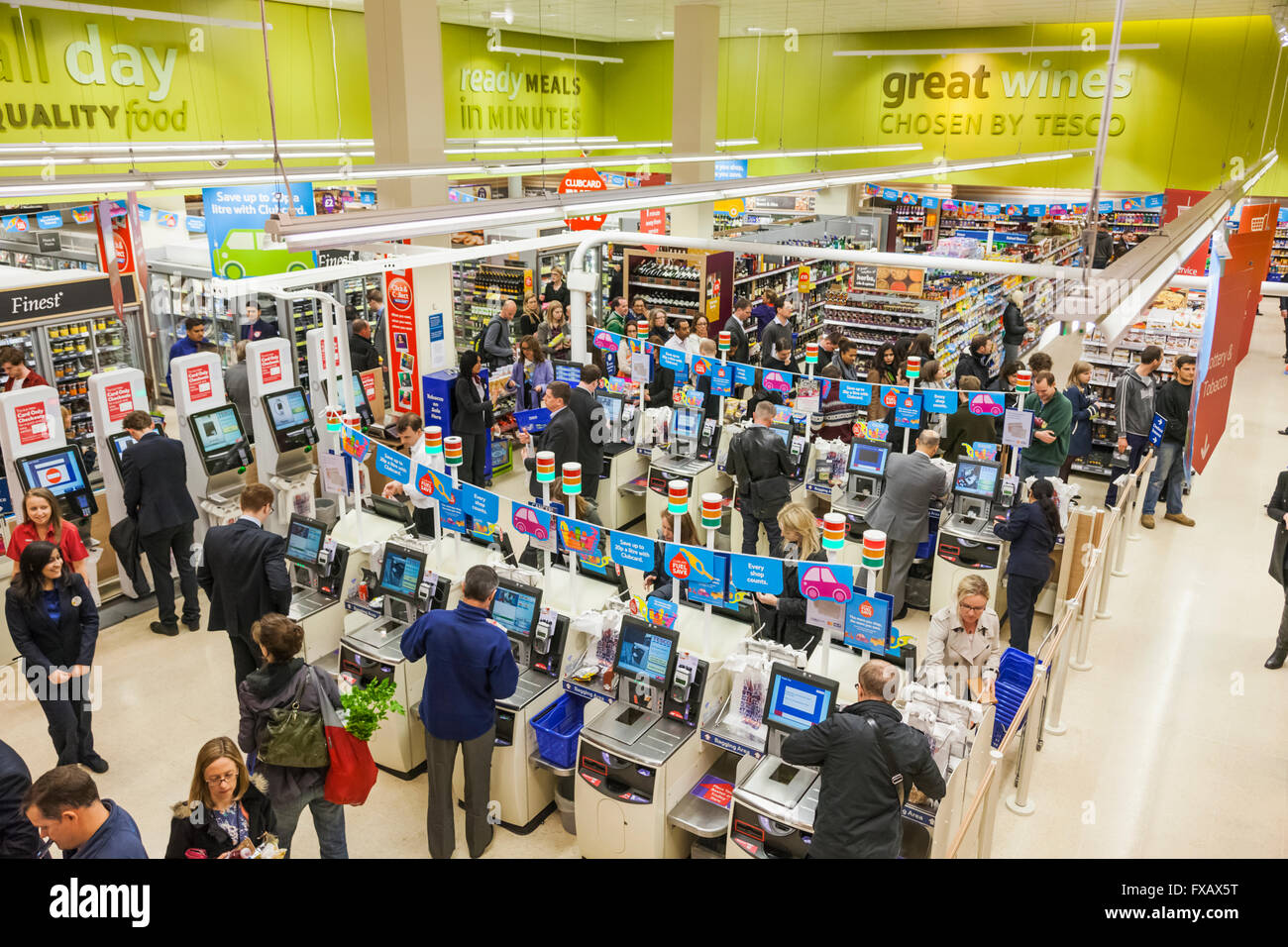 England, London, Shopper im Tesco Speicher Stockfoto