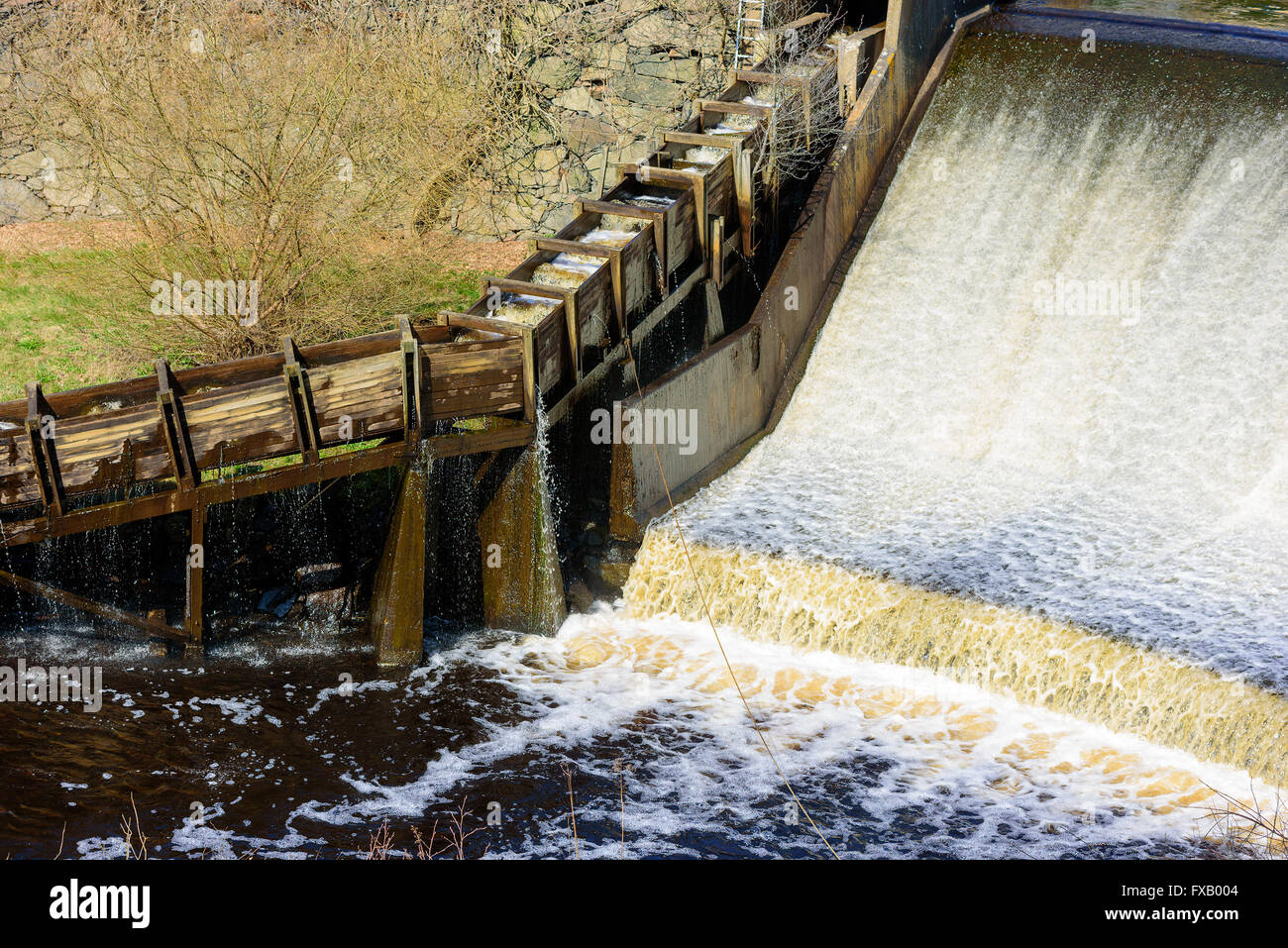 Holzleiter Fische mit fließendem Wasser neben einem Reservoir-Überlauf. Dies hilft, Migration, Angeln, um Hindernisse in der wichtigsten w navigieren Stockfoto