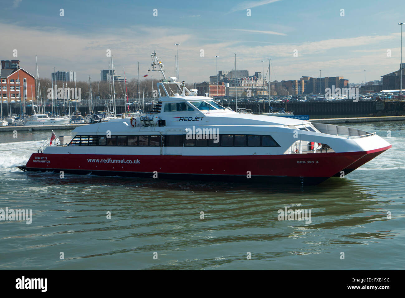 Roten Trichter schnell Ferry Red Jet 3 verlassen Stadt Kai Southampton auf dem Weg zur Cowes Stockfoto