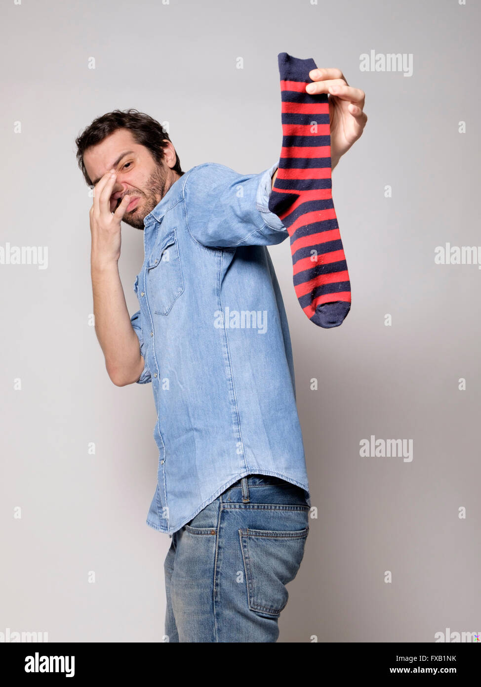 Mann eine stinkende Socken riechen Stockfotografie - Alamy