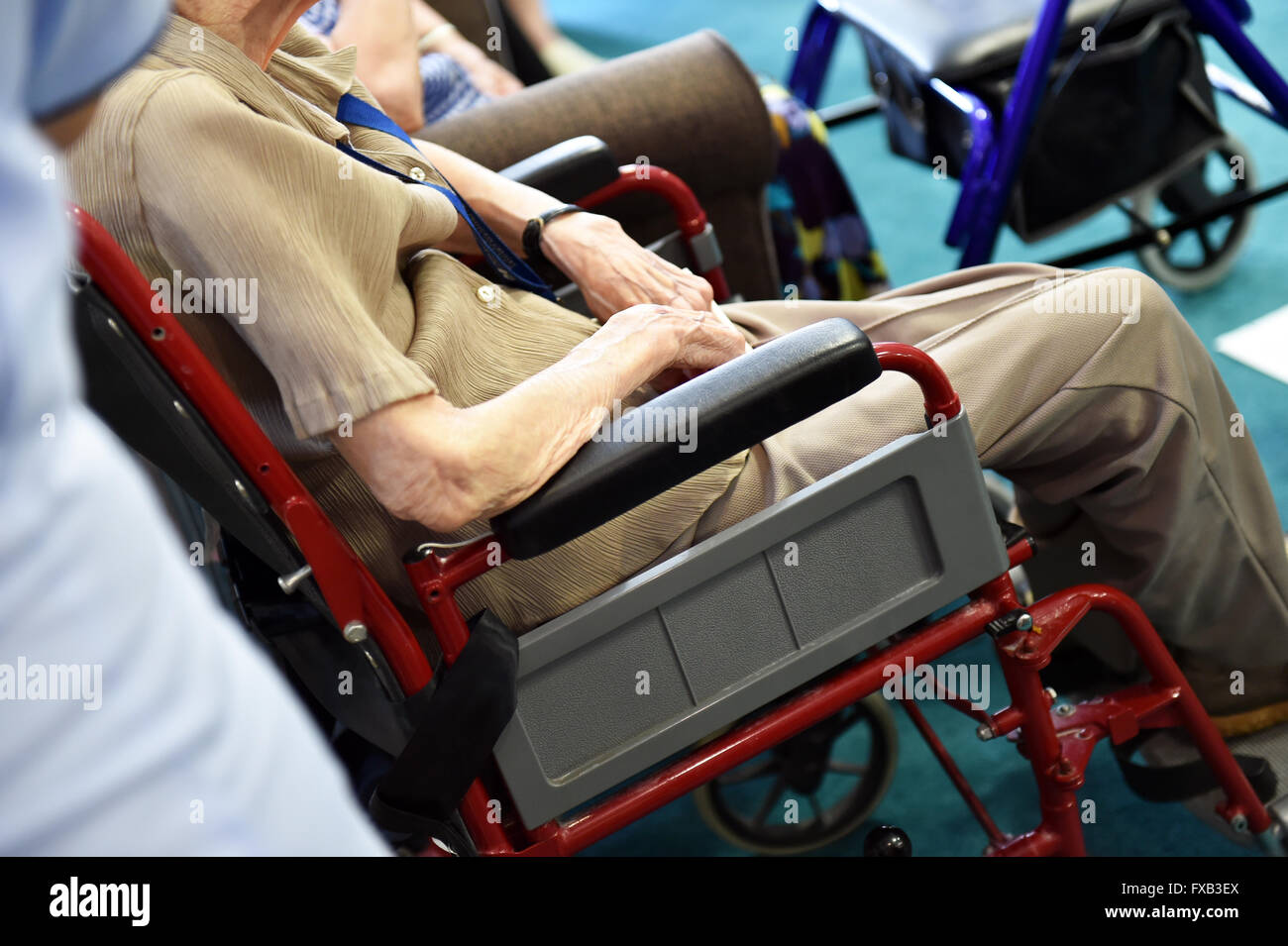 Mann im Rollstuhl in einem Pflegeheim für ältere Großbritannien Stockfoto