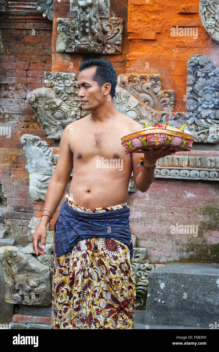 Mann und Angebot. Tirtha Empul Tempel. Bali. Indonesien, Asien. Stockfoto