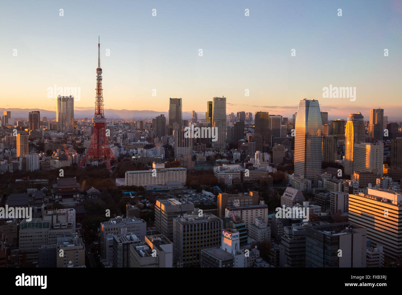 Tokyo, Japan - 18. Dezember 2014: Fotografieren der Tokioter Skyline mit Tokyo Tower des World Trade Center entnommen. Stockfoto