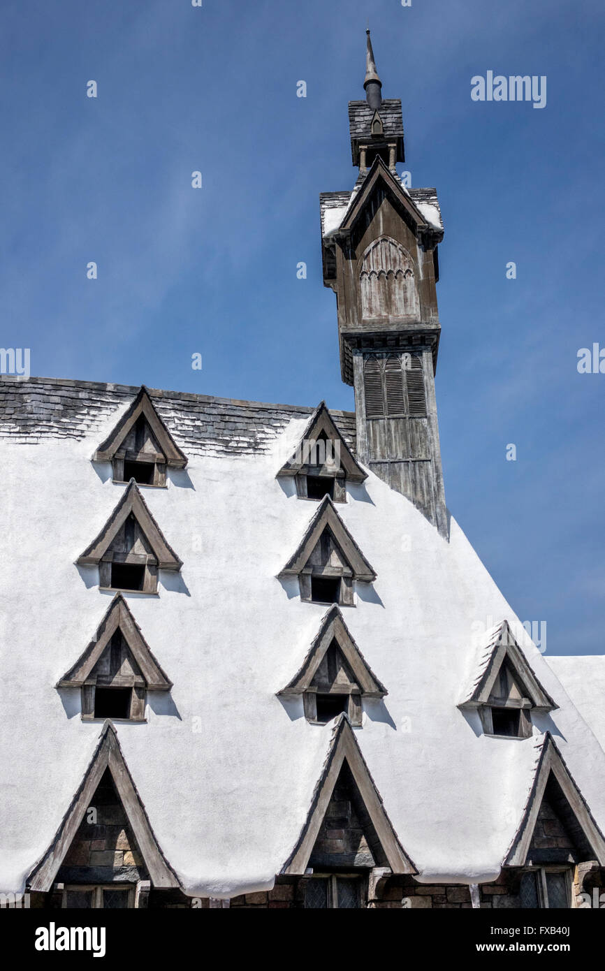 Schneebedeckte Dach von den drei Besen Restaurant Hogsmeade in die  Zauberwelt von Harry Potter Universal Studios Orlando Stockfotografie -  Alamy
