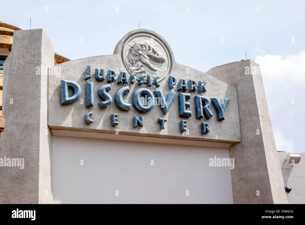 Zeichen für das Jurassic Park Discovery Center im Universal Studios Orlando Florida Themenpark Stockfoto