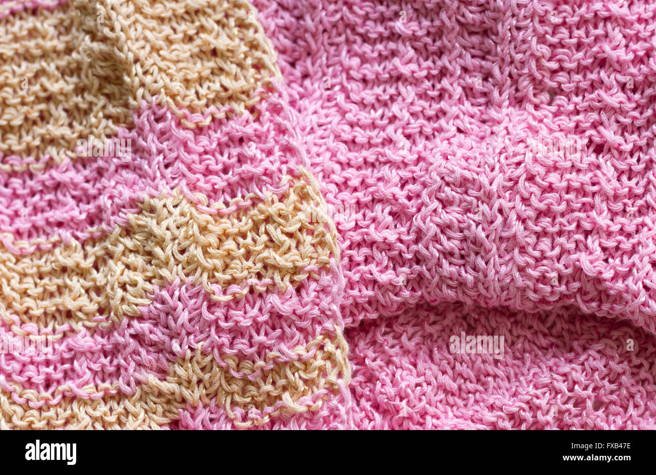 Gestrickte Backgroung in rosa und Beige Farben. Stockfoto