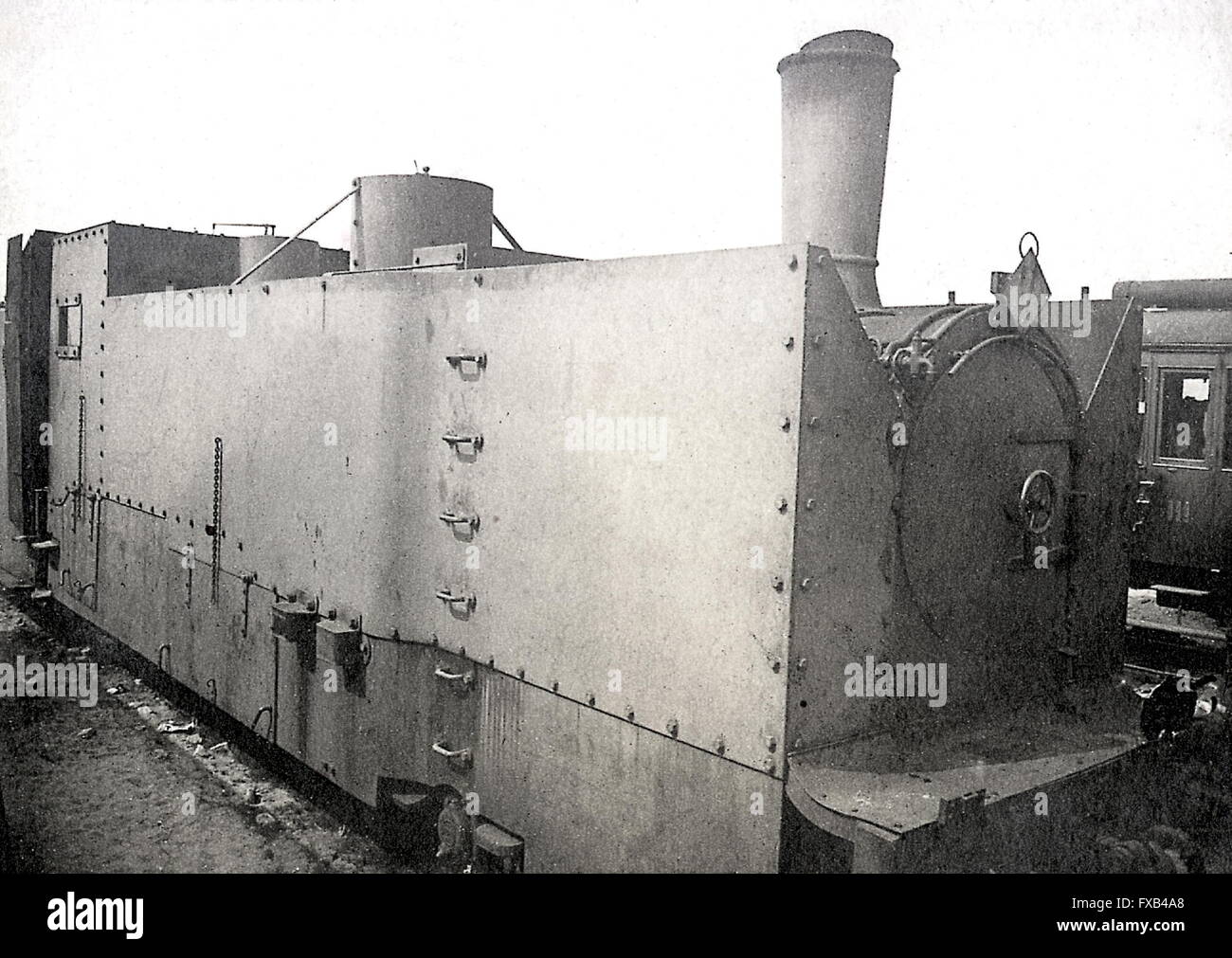 AJAXNETPHOTO. 1917.LOCATION UNBEKANNT. -ALLIIERTEN GEPANZERTE SCHMALSPURBAHN FELDBAHN LOK, MÖGLICHERWEISE IN DER NÄHE VON NIEUPORT, BELGIEN. FOTO: AJAX VINTAGE BILD BIBLIOTHEK REF: 1917 FBALBPP 2 1 Stockfoto