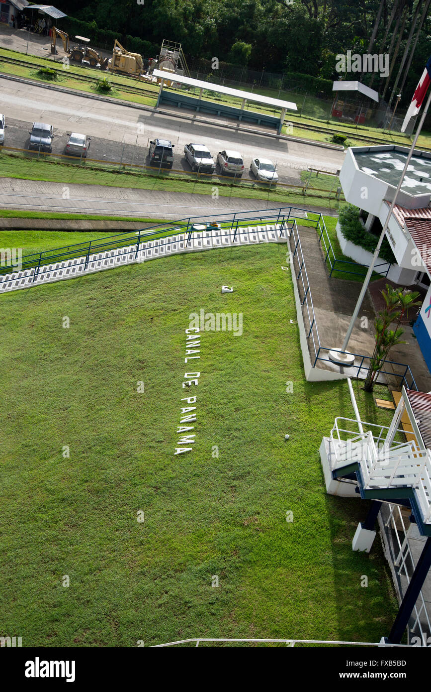 Weiße Buchstaben CANAL DE PANAMA auf Rasen vor Verwaltungsgebäude Panamakanal übersichtlich dargestellt. Stockfoto