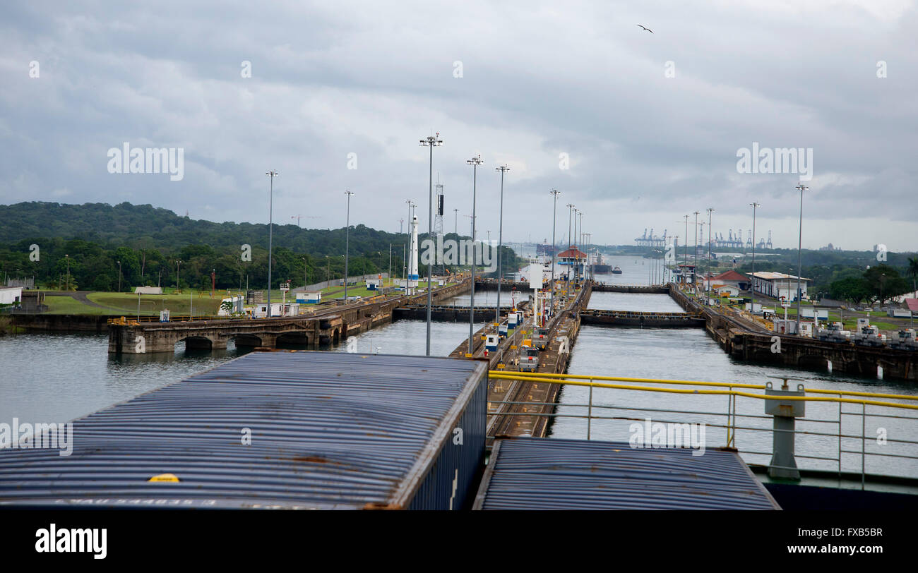 Blick auf den Panama Kanal von Gatun Schleusen in der Ferne Stockfoto