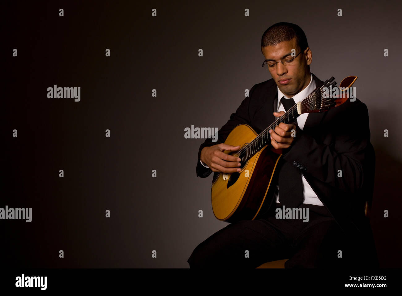 Fado-Musiker mit einer portugiesischen Gitarre, Studio Stockfoto