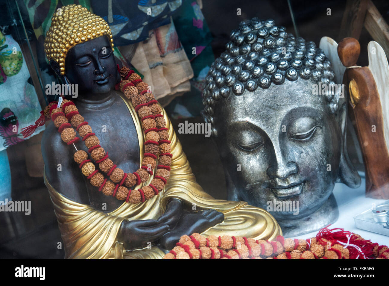 Buddha und Perlen in einem Schaufenster. Glastonbury, Somerset, England Stockfoto