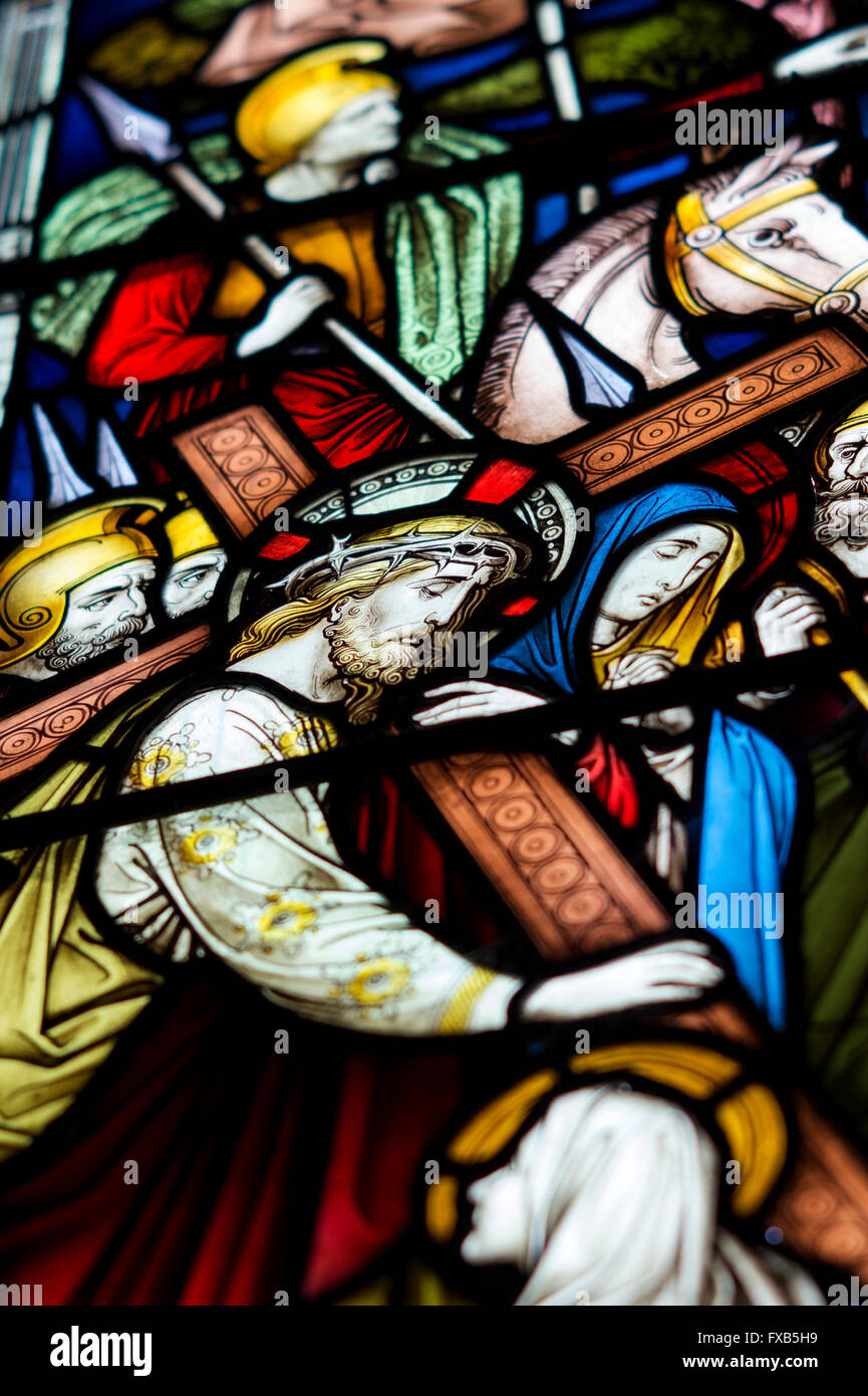 Jesus Christus mit dem Kreuz in ein Glasfenster. UK Stockfoto
