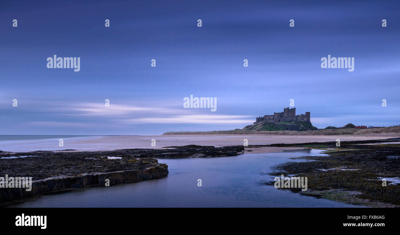 Bei Ebbe am Strand von Bamburgh Stockfoto