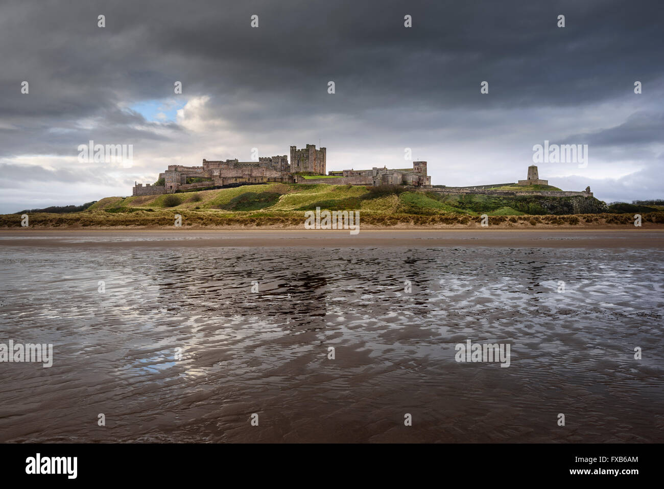Bei Ebbe am Strand von Bamburgh Stockfoto