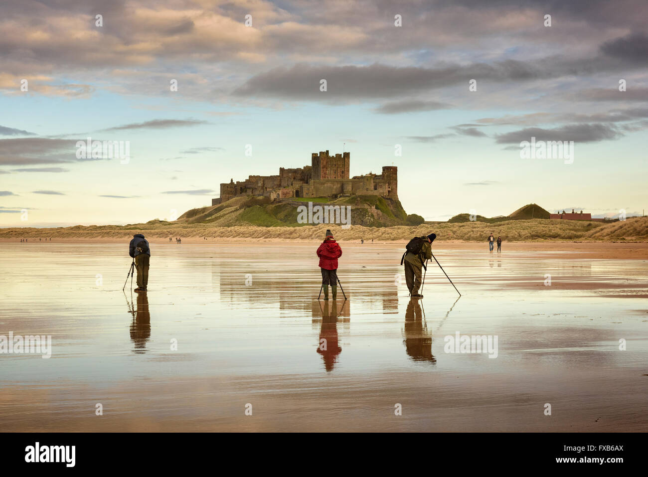 Fotografen auf Bamburgh Strand in Northumberland Stockfoto