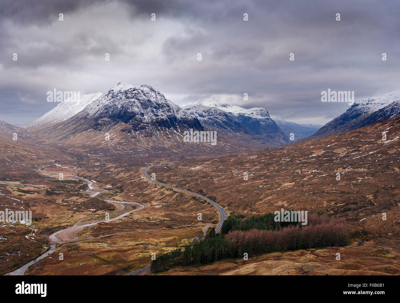 Scottish Highland Landschaft Glen Coe, Buchaille Etive Beag und A82 Stockfoto