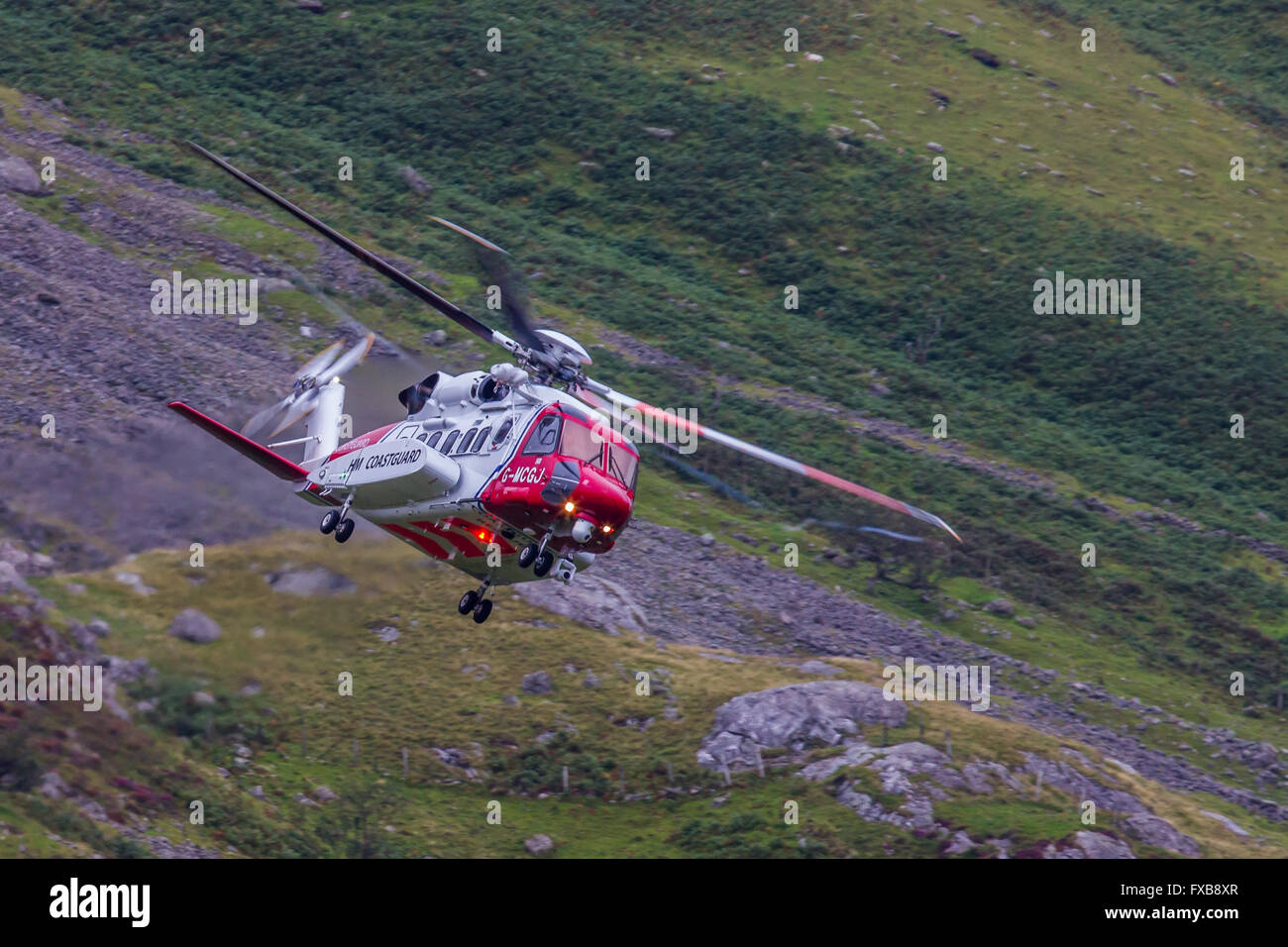 HM-Küstenwache Hubschrauber in Snowdonia, Nordwales tätig. Stockfoto
