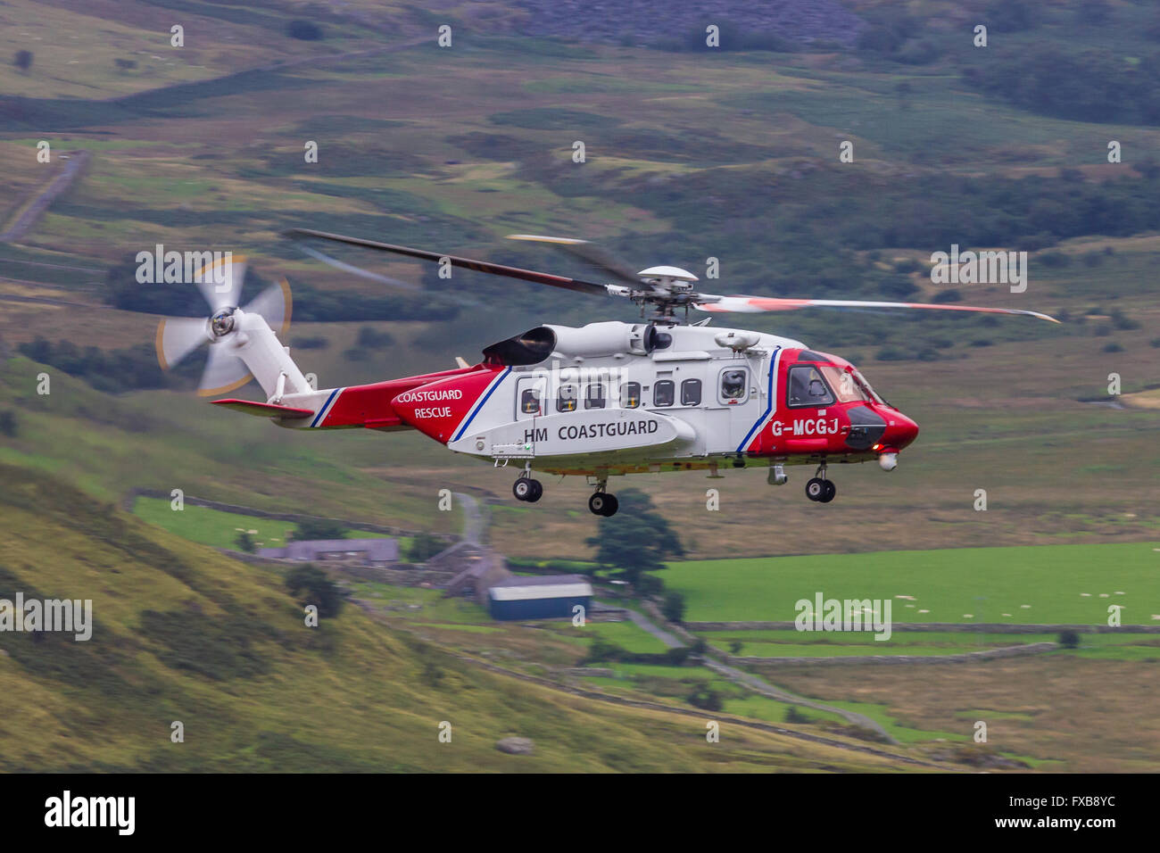 HM-Küstenwache Hubschrauber in Snowdonia, Nordwales tätig. Stockfoto